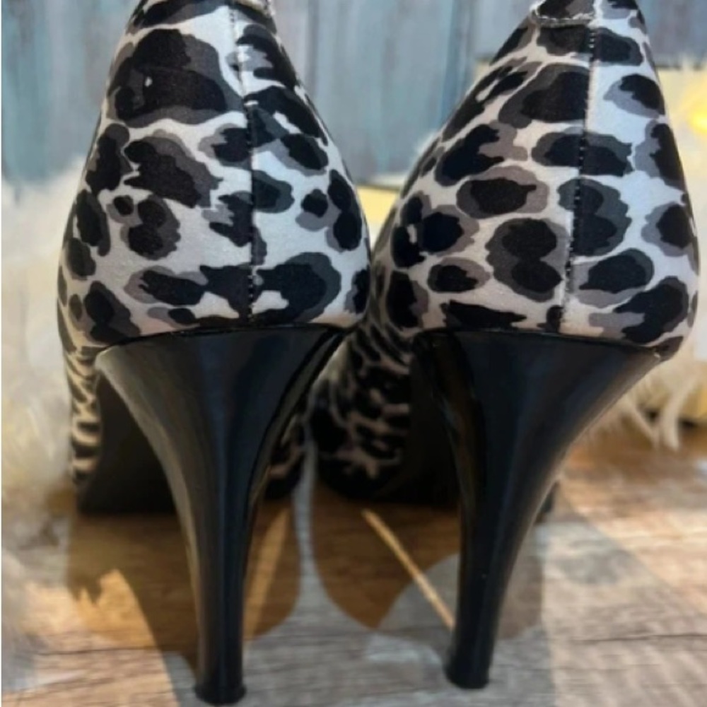 Chic Leopard Print Stiletto Heels - Picture 3 of 4